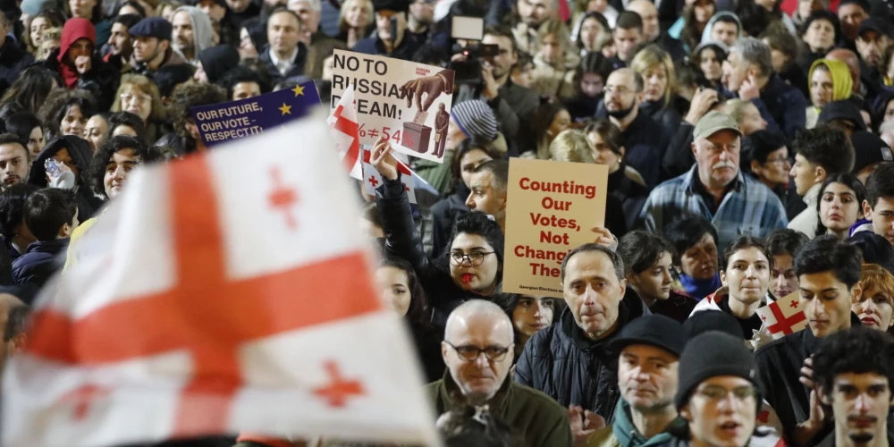 Desmitiem tūkstoši cilvēku pirmdien Tbilisi piedalījās protesta mītiņā.