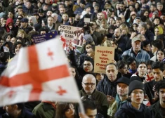 Desmitiem tūkstoši cilvēku pirmdien Tbilisi piedalījās protesta mītiņā.