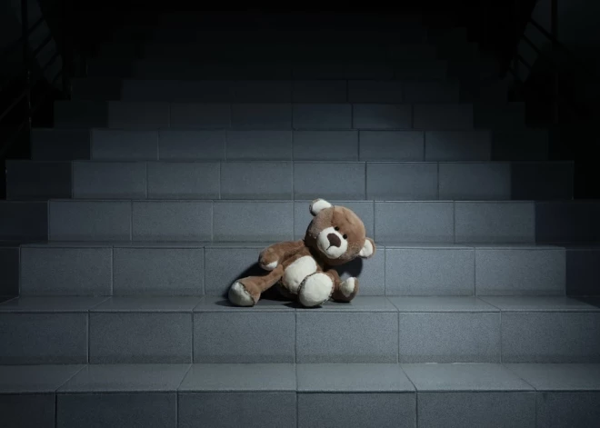 Agrāk sodītu pedofilu apsūdz par seksuālu uzbrukumu deviņus gadus vecai meitenei kāpņu telpā