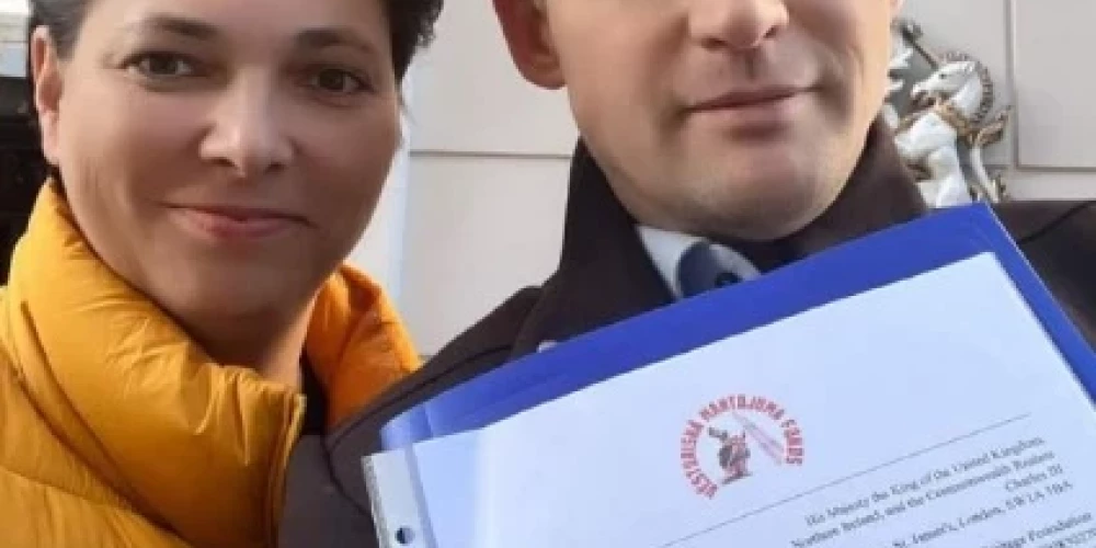 Jūlija Sohina un Andrejs Pagors pie Lielbritānijas vēstniecības (ekrānuzņēmums no "Telegram")