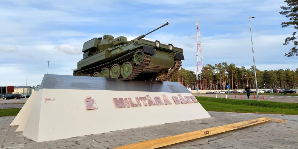 Jaunā militarizētās tēlniecības kompozīcija pie Nacionālo bruņoto spēku militārās bāzes Kadagā.