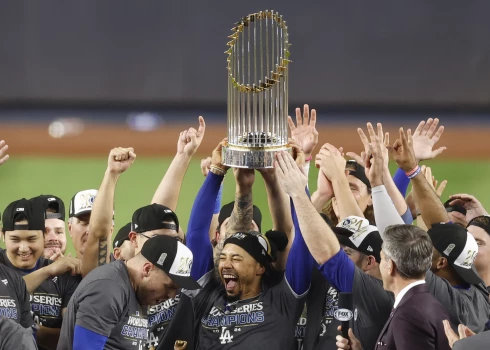 "Dodgers" beisbolisti ar čempionu trofeju.