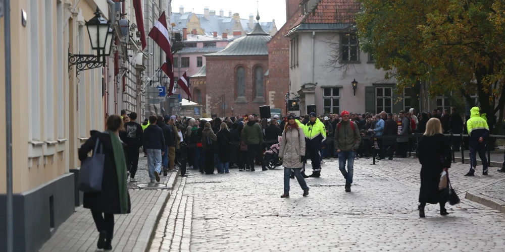 Piketā pie Saeimas ceturtdien pulcējušies daži simti viesmīlības nozares pārstāvju, aicinot sabiedriskās ēdināšanas pakalpojumiem PVN samazināto likmi 12% apmērā. 