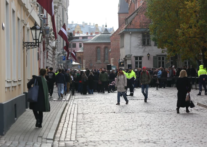 Piketā pie Saeimas ceturtdien pulcējušies daži simti viesmīlības nozares pārstāvju, aicinot sabiedriskās ēdināšanas pakalpojumiem PVN samazināto likmi 12% apmērā. 