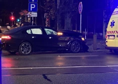 FOTO, VIDEO: avārija Rīgas centrā: BMW auto pēc sadursmes bojāts