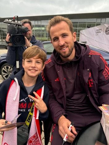 Ilzes bērni apmeklēja Audi un Vācijas futbola kluba Minhenes "Bayern" pasākumu Ingolštadtē. Pauls ar slaveno angļu futbolistu Hariju Keinu.