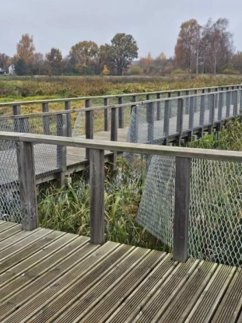 * Dažiem huligāniem Jelgavā nav bijis, kur atrādīt savu „varenību un spēku”, un viņi saspārdījuši Svētes dabas takas laipas sietu.