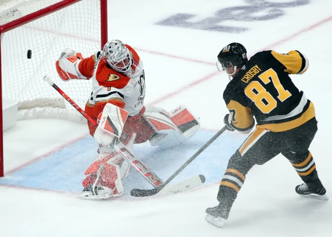Krosbijs sekmē "Penguins" uzvaru, "Hurricanes" grauj "Bruins"