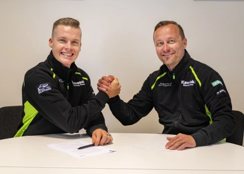 Pauls Jonass (no kreisās) un Ante Pironens līguma parakstīšanas brīdī.