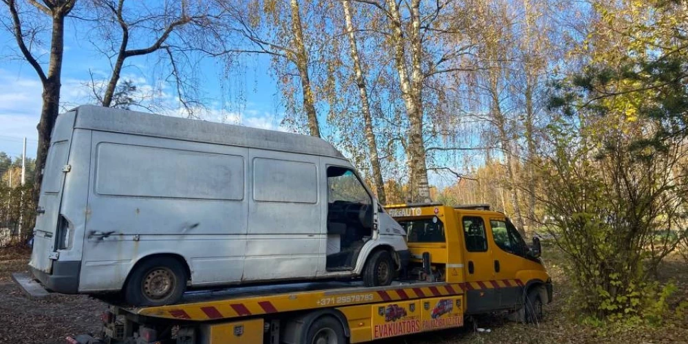 Daugavpils pašvaldības policija šogad jau brīdinājusi 201 auto īpašnieku, kuri aizmirsuši savu spēkratu tam nepiemērotā vietā un par to ilgstoši neinteresējas. Kāds busiņš šādi cietis no vandaļu uzbrukuma.