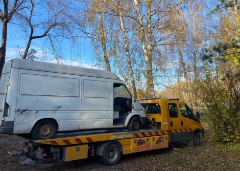 Daugavpils pašvaldības policija šogad jau brīdinājusi 201 auto īpašnieku, kuri aizmirsuši savu spēkratu tam nepiemērotā vietā un par to ilgstoši neinteresējas. Kāds busiņš šādi cietis no vandaļu uzbrukuma.