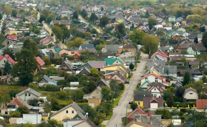 Latvijas otras lielākās pilsētas vietvarai rūpestus sagādā privātmāju īpašnieki, kuri savus radītos atkritumus izmet daudzdzīvokļu namu konteineros.