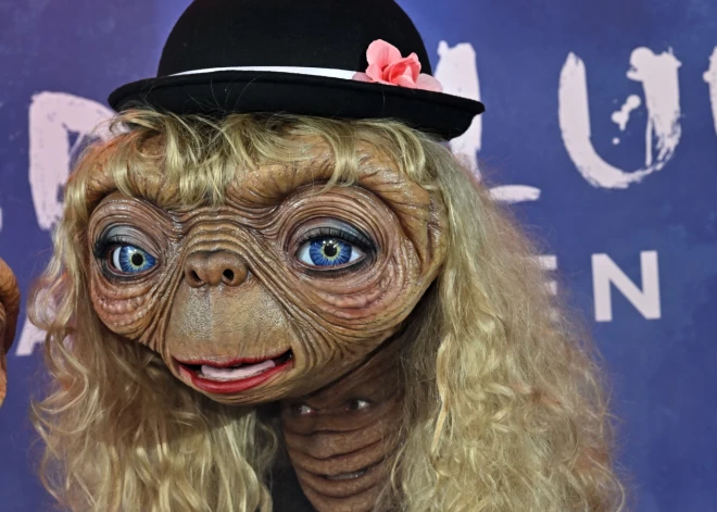 Модель Хайди Клум хорошо известна своими костюмами на Хэллоуин, ведь каждый год она поражает воображение великолепными и креативными образами, требующими часов подготовки и сложного грима.