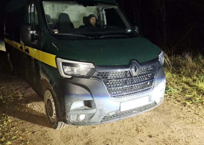 Viltotais robežsardzes mikroautobuss, ar kuru pārvietojās 25 nelegālie migranti, bija aprīkots ne tikai ar trafarējumu, bet arī ar viltotu valsts numurzīmi, kas atbilst īstai robežsardzes automašīnai.