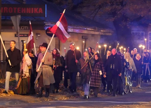 Ar lāpu gājienu un svinīgu ceremoniju Sudrabkalniņā godina varoņus, kuri piedalījās Neatkarības cīņās 1919. gadā.