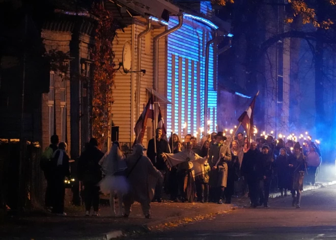 Vakardien notika lāpu gājiens un svinīga ceremonija, lai pieminētu 1919.gada Neatkarības cīņu dalībniekus.