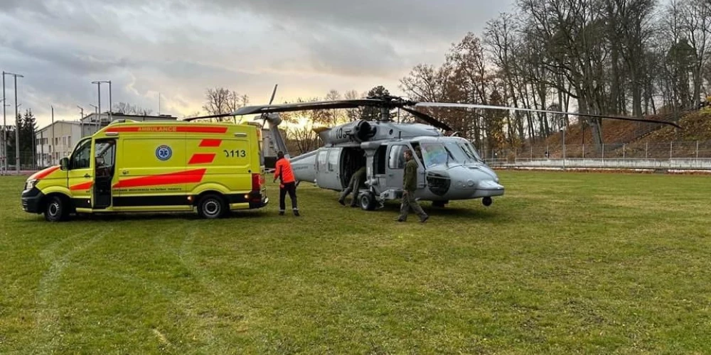 Gaisa spēki ar helikopteru veic pacienta transportēšanu smagā stāvoklī. 