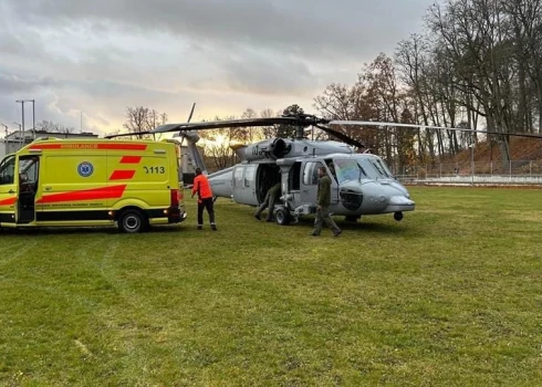 Gaisa spēki ar helikopteru veic pacienta transportēšanu smagā stāvoklī. 