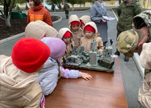 Krievu bērnudārznieki aplūko, ka viņu valstī saprot ar atbrīvošanu.