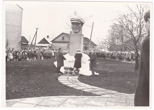 Piemineklis Jānim Zvīdram Rēzeknē, Viļānu un Brīvības ielu stūrī, atklāts 1971. gada 29. oktobrī.