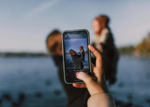 Каждый третий родитель публикует в социальных сетях фотографии или видео своих детей. 