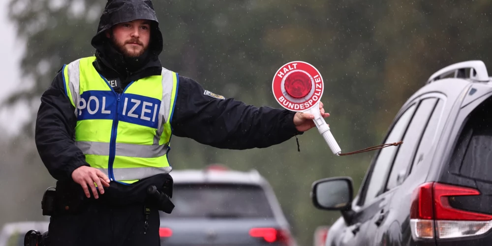 Vācijas policists pārbauda autobraucējus pie robežas ar Austriju. 