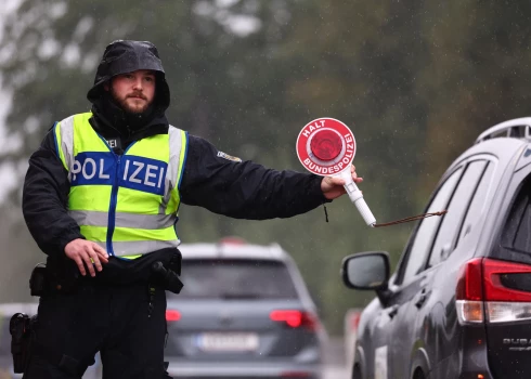 Vācijas policists pārbauda autobraucējus pie robežas ar Austriju. 