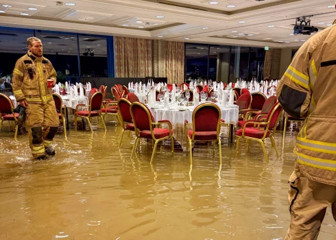 Vētrā applūdusī viesnīca "Hotel Ullensvang" (foto: Scanpix / Reuters)