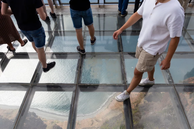 “Cabo Girão” – viena no augstākajām jūras klintīm Eiropā. Šeit 589 metrus virs jūras līmeņa ierīkots skatu laukums ar stikla grīdu – zem kājām paveras skaists skats uz Atlantijas okeāna apskalotajām klintīm.