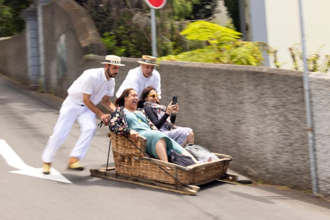 Atpakaļ uz pilsētu iespējams desmit minūtēs nokļūt no kalna visai aizraujošā veidā – ar toboggan ragavām, kuras stumj un stūrē divi tradicionālos apģērbos tērpti madeirieši. Ragavas slīd pa gludo asfaltu, un ātrums ir diezgan liels. Šī tradīcija aizsākās 19. gadsimta beigās, kad vajadzēja nogādāt kravas no Montes ciema uz Funšalu.