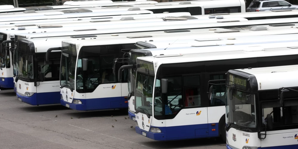 Autobusi pieturvietā Abrenes ielas galapunktā.