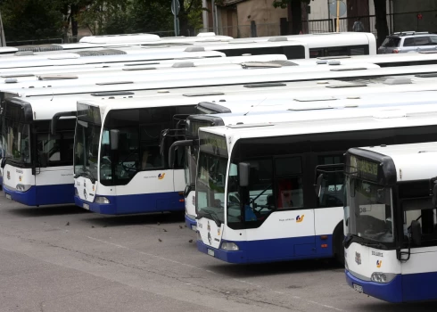 Autobusi pieturvietā Abrenes ielas galapunktā.