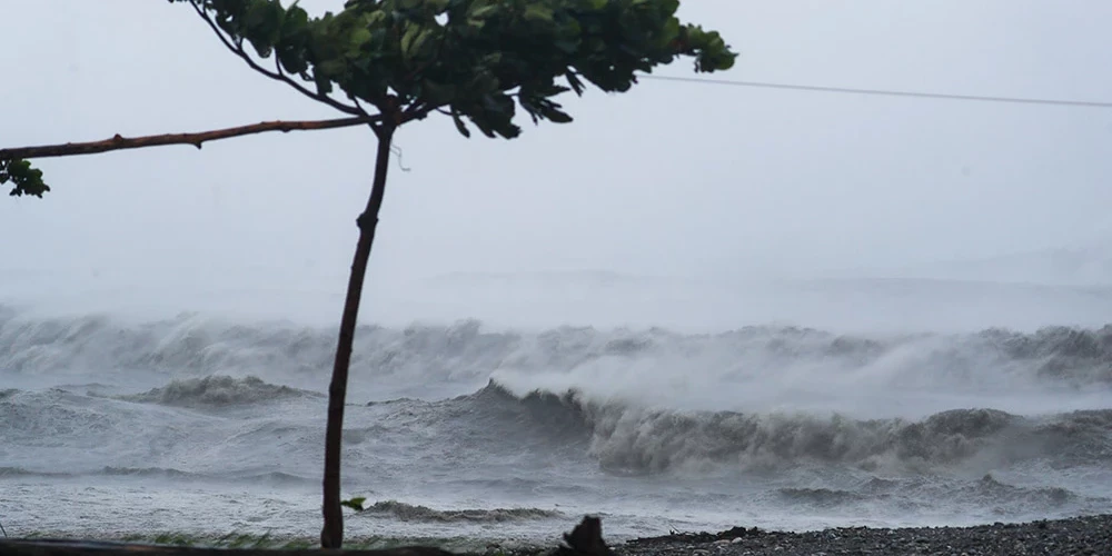 Japānas Meteoroloģijas aģentūra paziņoja, ka "silts un mitrs gaiss (..) Japānas rietumos izraisīja spēcīgas lietusgāzes ar pērkona negaisu". Aģentūra skaidroja, ka tās ir taifūna "Kong-rey" atskaņas.  Macujamas varasiestādes izsludināja augstākā līmeņa brīdinājumu, aicinot 189 552 iedzīvotājus evakuēties, ziņu aģentūrai AFP paziņoja pilsētas amatpersona.  Meteorologi brīdinājuši, ka sestdien Japānas rietumus un svētdien Japānas austrumus varētu skart zemes nogruvumi un plūdi.  Taifūns "Kong-rey" ceturtdien skāra Taivānu, laupot dzīvību vismaz trim cilvēkiem un gandrīz 700 ievainojot. Tā bija viena no lielākajām vētrām, kas skārusi Taivānu pēdējās desmitgadēs.