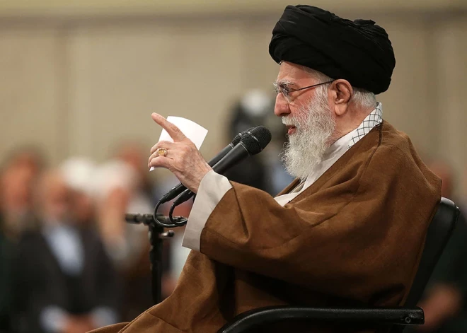 85 gadus vecais Ali Hamenei sola "graujošu atbildi" Irānas ienaidniekiem