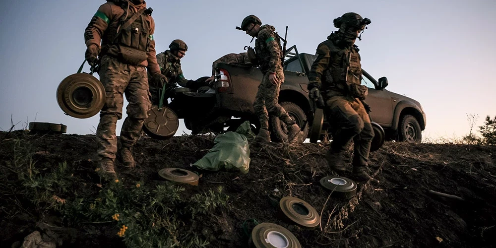 Ukrainas bruņoto spēku 24. mehanizētās brigādes karavīri pie Časivjaras uzstāda prettanku mīnas.