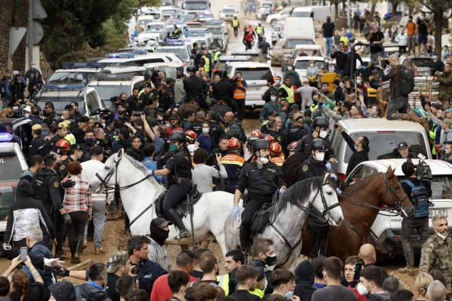 Policija apsargā karali.