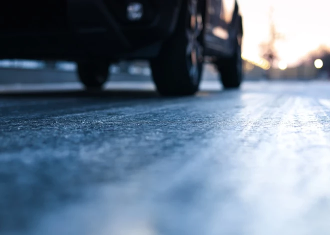 Šorīt Rīgas un Ogres apkārtnē apledojuši autoceļi