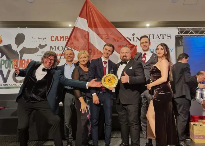 Latvijas bārmenis triumfē pasaules kokteiļu čempionātā ar gada labāko “Long drink” kokteili