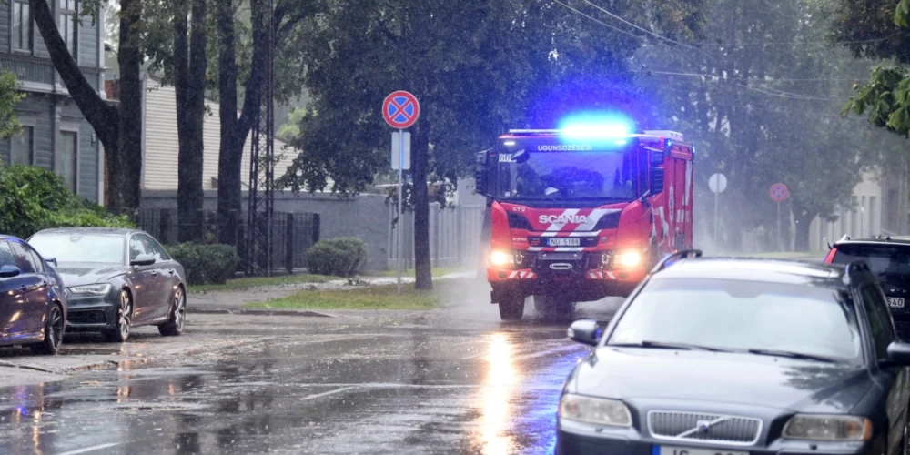 Aizvadītajā diennaktī glābēji 35 reizes devās likvidēt spēcīgā vēja radītās sekas. 