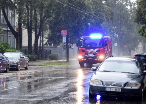 Aizvadītajā diennaktī glābēji 35 reizes devās likvidēt spēcīgā vēja radītās sekas. 