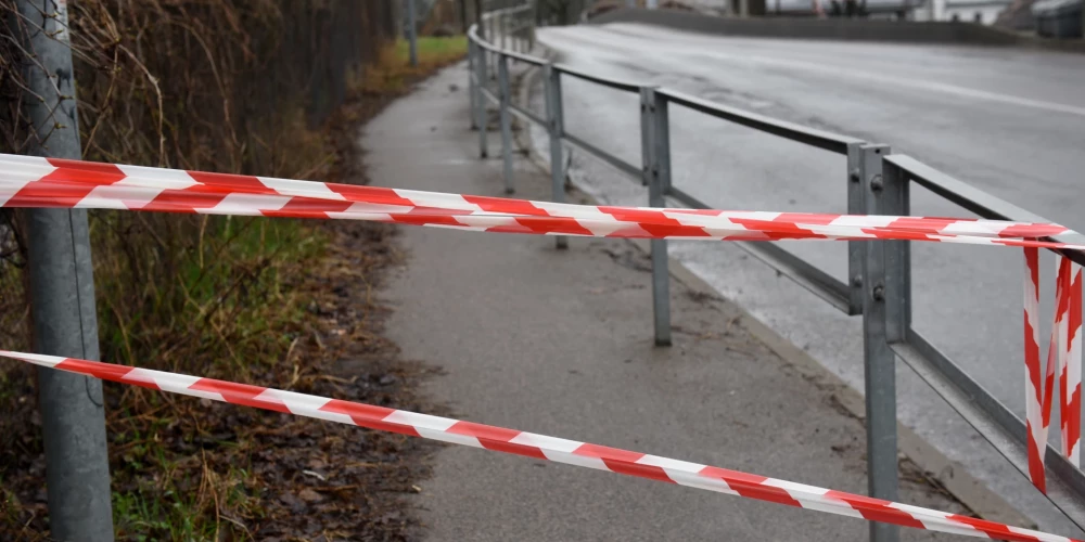 Slēgta satiksme viaduktā pār dzelzceļu Altonavas ielā.