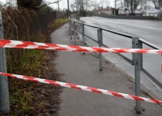 Slēgta satiksme viaduktā pār dzelzceļu Altonavas ielā.