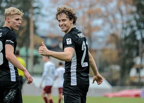 "Valmieras" futbolisti varētu būt izsprukuši no soda, tomēr precīzs lēmums būs zināms 6. novembrī. (Attēlā Maksims Toņiševs un Kristers Penkevics).