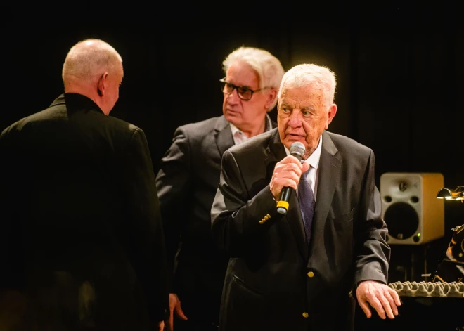 Raimonds Pauls par Edgara Ošlejas veikumu izteicies atzinīgi, norādot, ka "pa ilgiem laikiem izdevies atrasts dziedātāju, kas var padziedāt".