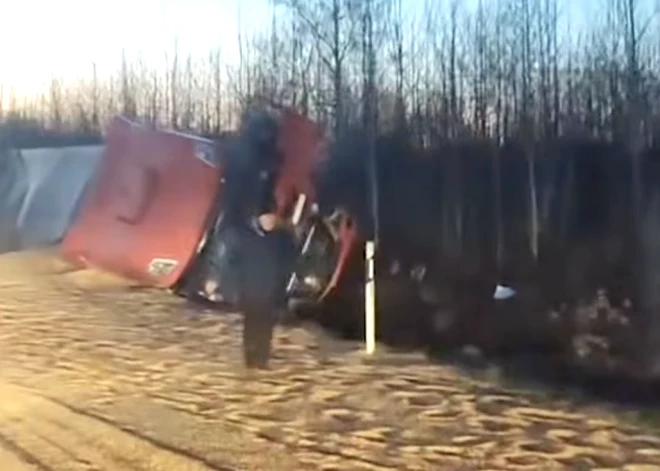 VIDEO: uz Liepājas šosejas notikusi nāvējoša kravas un vieglās automašīnas sadursme