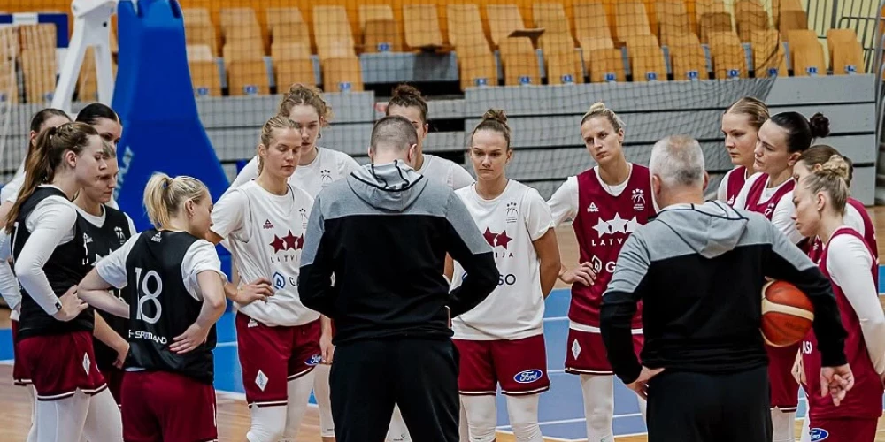 Kate Vilka (vidū pa kreisi) kopā ar komandas biedrēm Latvijas izlases treniņā. 