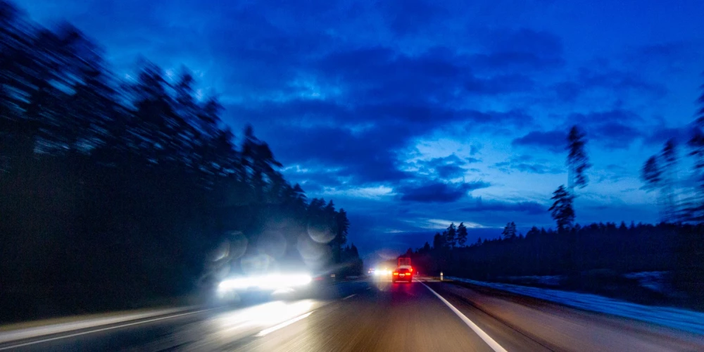 Sieviete bija agresīvi noskaņota, runāja nesaprotami un lamājās. Viņa nebija spējīga nosaukt savu dzīvesvietas adresi, nespēja pārvietoties, tāpēc tika pieņemts lēmums sievieti nogādāt atskurbtuvē.