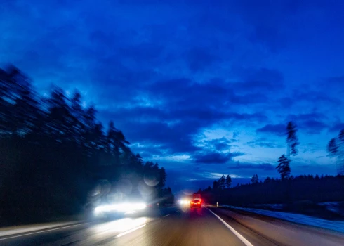 Sieviete bija agresīvi noskaņota, runāja nesaprotami un lamājās. Viņa nebija spējīga nosaukt savu dzīvesvietas adresi, nespēja pārvietoties, tāpēc tika pieņemts lēmums sievieti nogādāt atskurbtuvē.