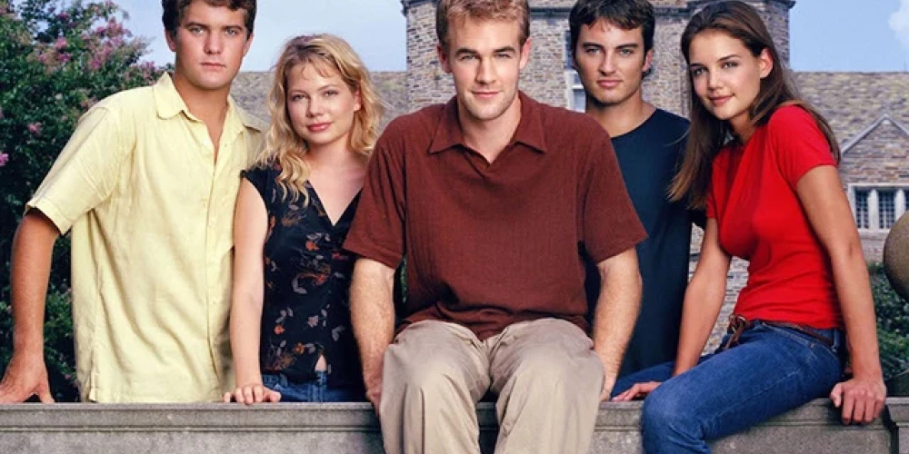 Джеймс Ван Дер Бик (в центре) и другие актеры молодежного сериала "Бухта Доусона".