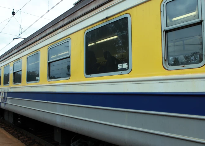 "Aizver logu vai ej stāvēt starp vagoniem!” Cilvēki vilcienos skaļi strīdas par logu virināšanu. Kuram taisnība?